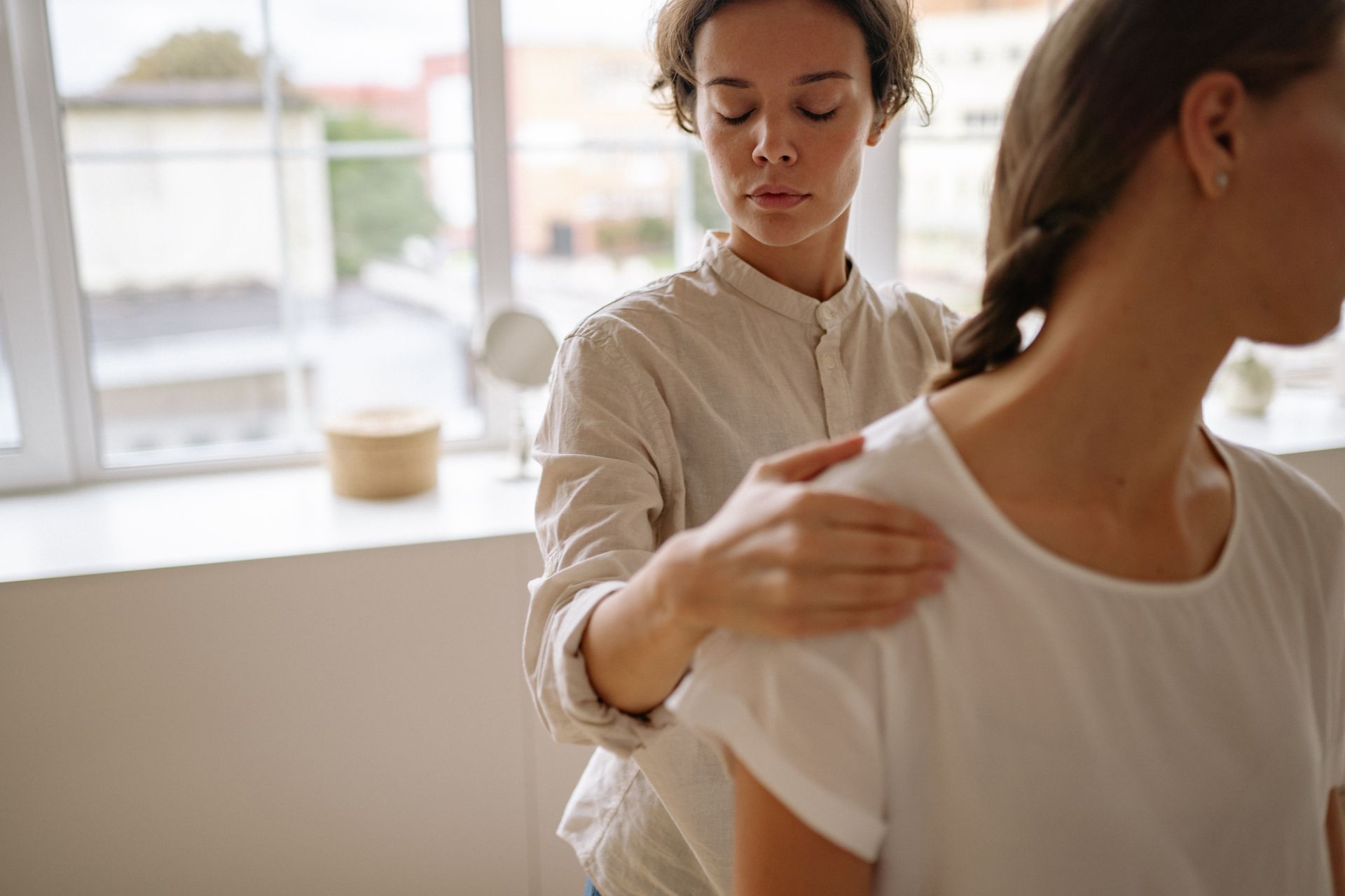 Physiotherapeutische Behandlung in einer Praxis, die mit Blacklyne Recruiting arbeitet